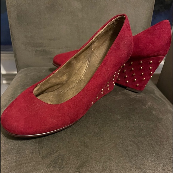 Burgundy wedge heels with gold studs - Picture 2 of 4